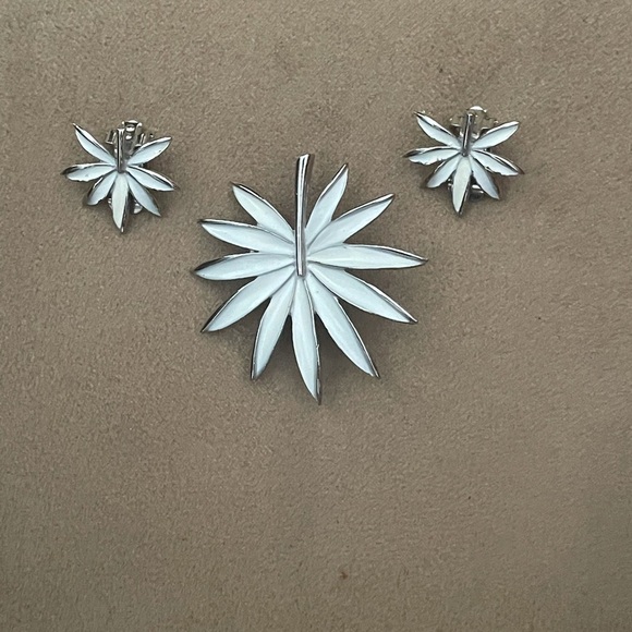 Vintage white poinsettia pin with matching clip back earrings. - Picture 4 of 6